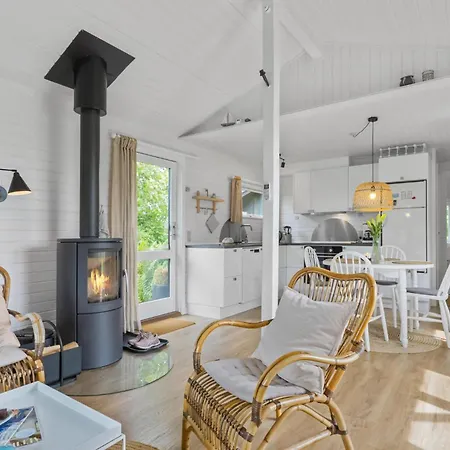 2 Bedroom Gorgeous In Дом отдыха *